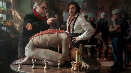 Dieses von Netflix veröffentlichte Bild zeigt Regisseur Guillermo del Toro (links) und und Oscar Isaac am Set von „Frankenstein“.