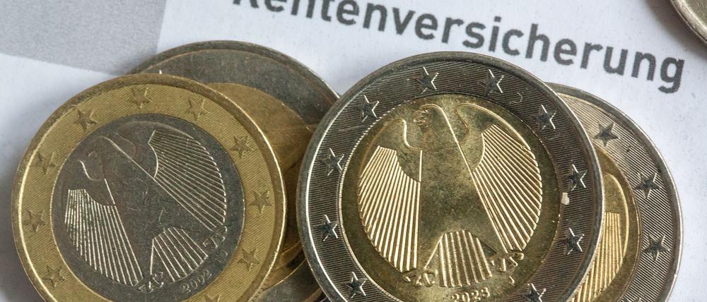 Mit der geplanten Aktivrente sollen Rentner und Rentnerinnen bis zu 2.000 Euro steuerfrei hinzuverdienen können (Archivbild)