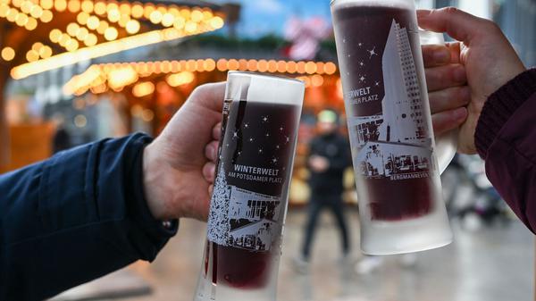 Für viele Menschen gehört ein Glühwein beim Besuch eines Weihnachtsmarktes dazu. 
