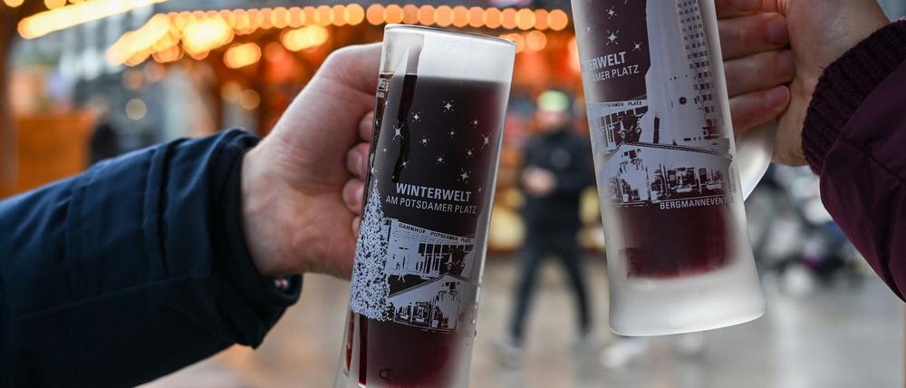 Für viele Menschen gehört ein Glühwein beim Besuch eines Weihnachtsmarktes dazu. 