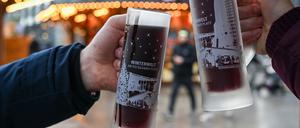 Für viele Menschen gehört ein Glühwein beim Besuch eines Weihnachtsmarktes dazu. 