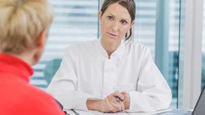 Übelkeit, Schmerzen im Oberbauch oder Fettstuhl: Sind typische Beschwerden von Pankreaskrebs stark und/oder halten länger als zwei bis vier Wochen an, sollte man sie ärztlich abklären lassen.