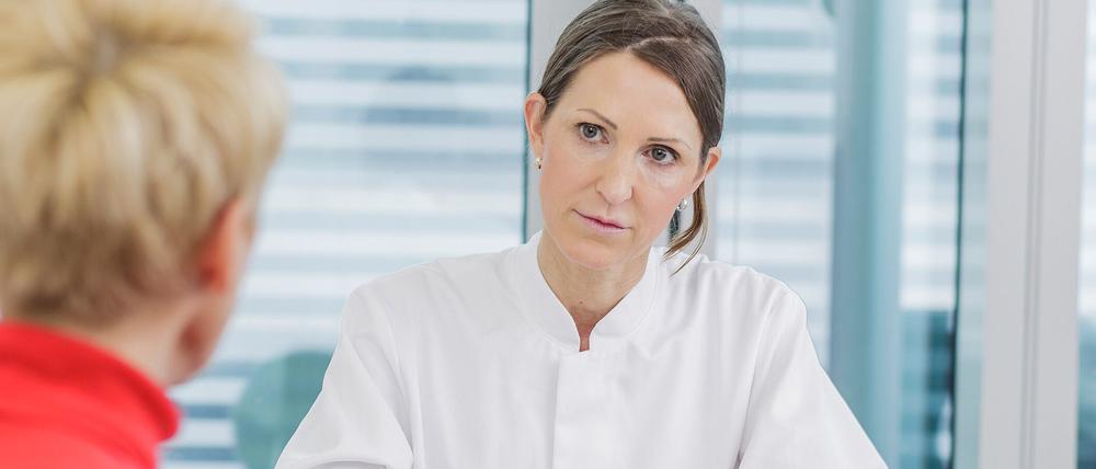 Übelkeit, Schmerzen im Oberbauch oder Fettstuhl: Sind typische Beschwerden von Pankreaskrebs stark und/oder halten länger als zwei bis vier Wochen an, sollte man sie ärztlich abklären lassen.