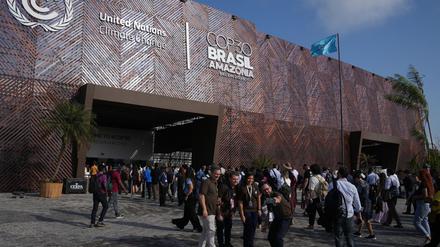 In der riesigen Zeltstadt in Belém versammeln sich jeden Tag Zehntausende Menschen.
