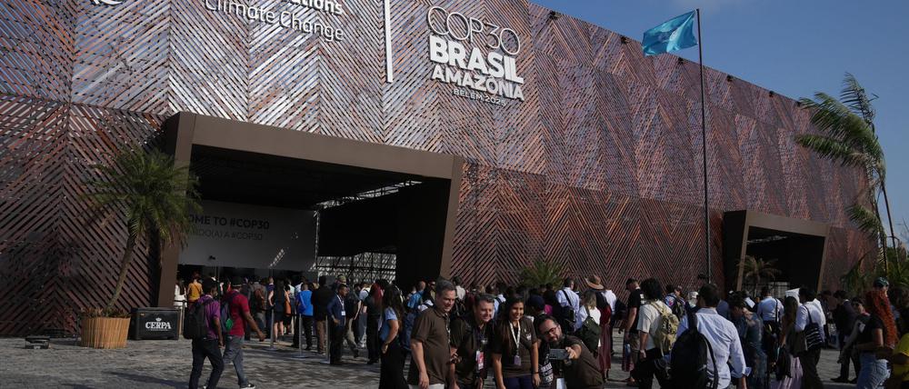 In der riesigen Zeltstadt in Belém versammeln sich jeden Tag Zehntausende Menschen. 