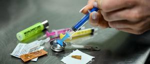 PRODUKTION - 30.10.2025, Berlin: Steriles Konsumzubehör wird im Konsumraum Mühlenstube in der Hand gehalten. Konsumräume bieten die Möglichkeit für einen risikogeminderten Gebrauch von Heroin oder Crack. (zu dpa: «Suchthilfe: Zunehmend Probleme mit Crack und Fentanyl») Foto: Britta Pedersen/dpa +++ dpa-Bildfunk +++