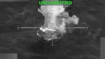 Dieser Screenshot aus einem Video, das US-Verteidigungsminister Pete Hegseth am 10. November 2025 auf seinem X-Account gepostet hat, zeigt laut Hegseth einen tödlichen Angriff auf ein Schiff, das am 9. November 2025 im östlichen Pazifik Drogen transportierte (Symbolbild).