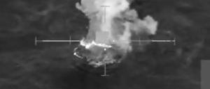 Dieser Screenshot aus einem Video, das US-Verteidigungsminister Pete Hegseth am 10. November 2025 auf seinem X-Account gepostet hat, zeigt laut Hegseth einen tödlichen Angriff auf ein Schiff, das am 9. November 2025 im östlichen Pazifik Drogen transportierte (Symbolbild).