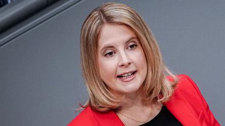 Verena Hubertz (SPD), Bundesministerin für Wohnen, Stadtentwicklung und Bauwesen, spricht bei der Sitzung des Bundestages (Archivbild).