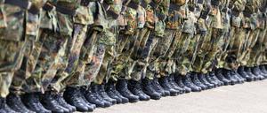 Soldaten stehen in der Hauptfeldwebel-Lagenstein-Kaserne beim feierlichen Appell zur Übergabe des Landeskommandos Niedersachsen von Oberst Waldau an Oberst i.G. Wachter (Symbolbild).