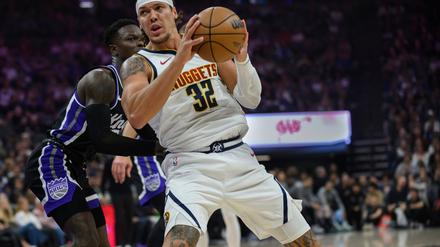 Das war nichts: Dennis Schröder (l) verlor mit Sacramento auch gegen die Denver Nuggets um Aaron Gordon.