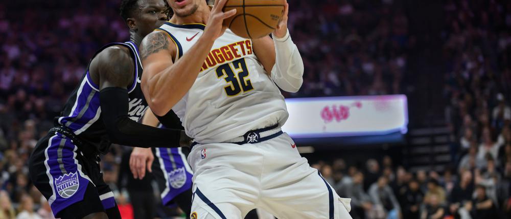 Das war nichts: Dennis Schröder (l) verlor mit Sacramento auch gegen die Denver Nuggets um Aaron Gordon.