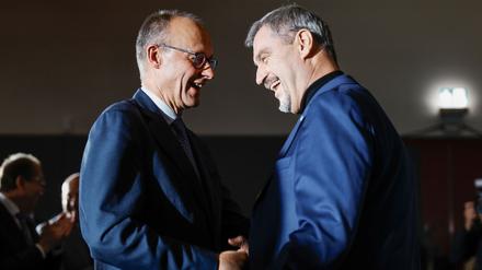 Markus Söder (r, CSU), Ministerpräsident von Bayern, beglückwünscht Bundeskanzler Friedrich Merz (CDU) beim Geburtstagsempfang anlässlich des 70. Geburtstags von Merz.