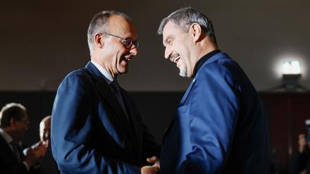 Markus Söder (r, CSU), Ministerpräsident von Bayern, beglückwünscht Bundeskanzler Friedrich Merz (CDU) beim Geburtstagsempfang anlässlich des 70. Geburtstags von Merz. 