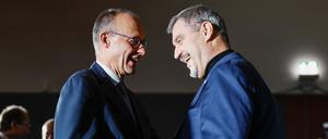 Markus Söder (r, CSU), Ministerpräsident von Bayern, beglückwünscht Bundeskanzler Friedrich Merz (CDU) beim Geburtstagsempfang anlässlich des 70. Geburtstags von Merz. 