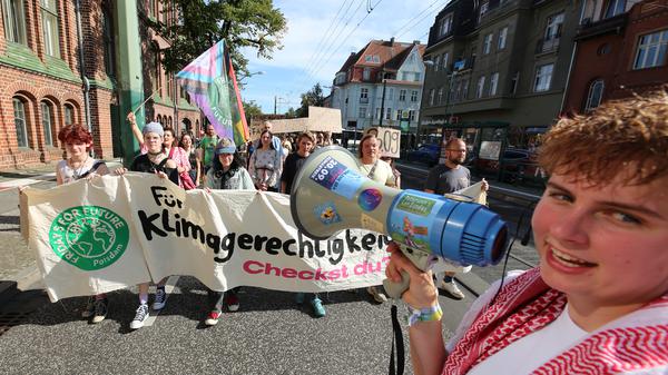 Fridays for Future gegen Gas: Luisa Neubauer bei Klimademonstration in Potsdam. Etwa 200 Personen nahmen an der Demonstration durch Potsdam teil.