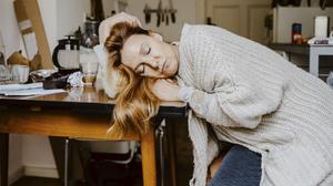 Ständig schlapp und müde? Bei diesen Symptomen könnte eine Blutarmut dahinterstecken.