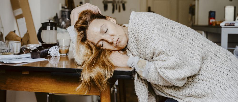 Ständig schlapp und müde? Bei diesen Symptomen könnte eine Blutarmut dahinterstecken.