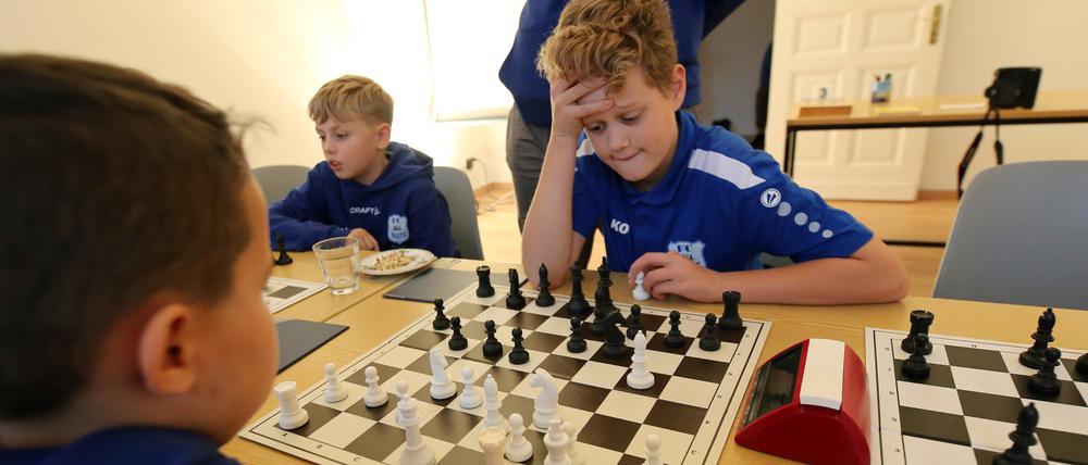 Schachspielen für Anfänger und Fortgeschrittene.