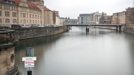 Wasserkanal der Spree in Berlin Mitte unmittelbar am Bode Museum - Water canal of the Spree in Berlin Mitte directly at the Bode Museum Wasserkanal der Spree in Berlin Mitte unmittelbar am Bode Museum - Water canal of the Spree in Berlin Mitte directly at the Bode Museum *** Water channel of the Spree in Berlin Mitte directly at the Bode Museum Water canal of the Spree in Berlin Mitte directly at the Bode Museum Water channel of the Spree in Berlin Mitte directly at the Bode Museum Water canal of the Spree in Berlin Mitte directly at the Bode Museum PUBLICATIONxINxGERxSUIxAUTxHUNxONLY 1020913078  
