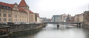 Wasserkanal der Spree in Berlin Mitte unmittelbar am Bode Museum - Water canal of the Spree in Berlin Mitte directly at the Bode Museum Wasserkanal der Spree in Berlin Mitte unmittelbar am Bode Museum - Water canal of the Spree in Berlin Mitte directly at the Bode Museum *** Water channel of the Spree in Berlin Mitte directly at the Bode Museum Water canal of the Spree in Berlin Mitte directly at the Bode Museum Water channel of the Spree in Berlin Mitte directly at the Bode Museum Water canal of the Spree in Berlin Mitte directly at the Bode Museum PUBLICATIONxINxGERxSUIxAUTxHUNxONLY 1020913078  