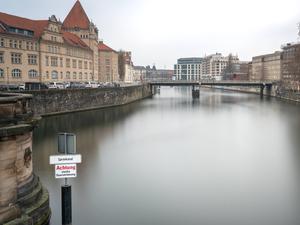 Wasserkanal der Spree in Berlin Mitte unmittelbar am Bode Museum - Water canal of the Spree in Berlin Mitte directly at the Bode Museum Wasserkanal der Spree in Berlin Mitte unmittelbar am Bode Museum - Water canal of the Spree in Berlin Mitte directly at the Bode Museum *** Water channel of the Spree in Berlin Mitte directly at the Bode Museum Water canal of the Spree in Berlin Mitte directly at the Bode Museum Water channel of the Spree in Berlin Mitte directly at the Bode Museum Water canal of the Spree in Berlin Mitte directly at the Bode Museum PUBLICATIONxINxGERxSUIxAUTxHUNxONLY 1020913078