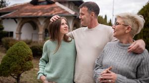 Eine Familie vor einem Haus.