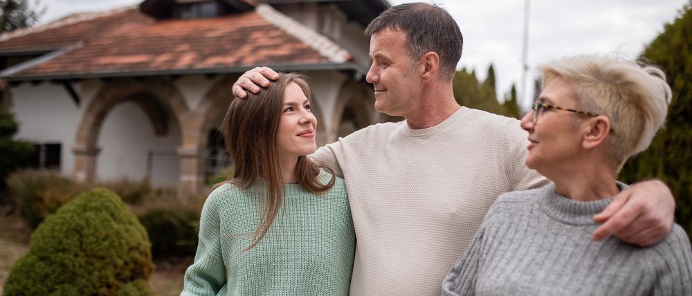 Eine Familie vor einem Haus.