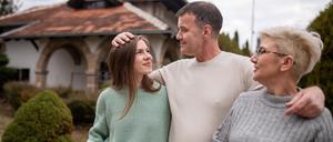 Eine Familie vor einem Haus.