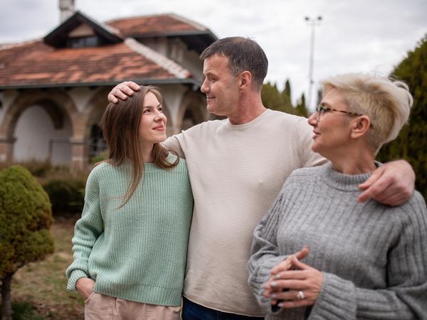 Eine Familie vor einem Haus.