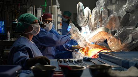 Mensch und Maschine stehen an der Charité gemeinsam am OP-Tisch.