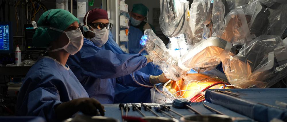 Mensch und Maschine stehen an der Charité gemeinsam am OP-Tisch.