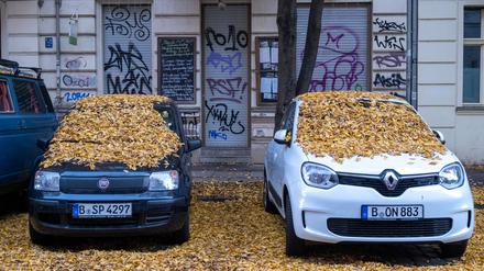 Viele Autos stehen lange auf den Parkplätzen herum.