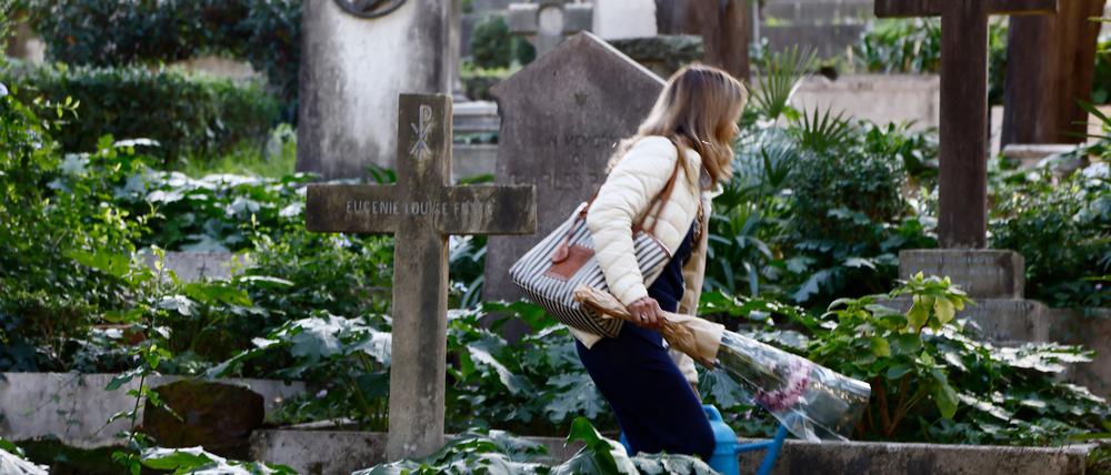 Sechs Beschäftigte des Mailänder Bestattungsamtes sollen Schmuck von Leichen entwendet haben. (Archivbild)
