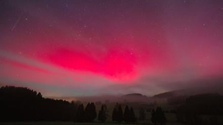 Polarlichter sind am frühen Mittwochmorgen auch in Bayern zu sehen.