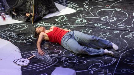 Charlott Lehmann in Wolfgang Herrndorfs Roman „Bilder deiner großen Liebe“, den sie für die Potsdamer Reithalle adaptiert und inszeniert hat.