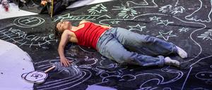 Charlott Lehmann in Wolfgang Herrndorfs Roman „Bilder deiner großen Liebe“, den sie für die Potsdamer Reithalle adaptiert und inszeniert hat.