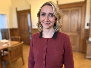 Malgorzata Sijbrandij (CDU), die neue Stadträtin für Bildung, Kultur und Sport im Berliner Bezirk Steglitz-Zehlendorf, in ihrem Amtszimmer im zweiten Stock des Rathauses Steglitz.