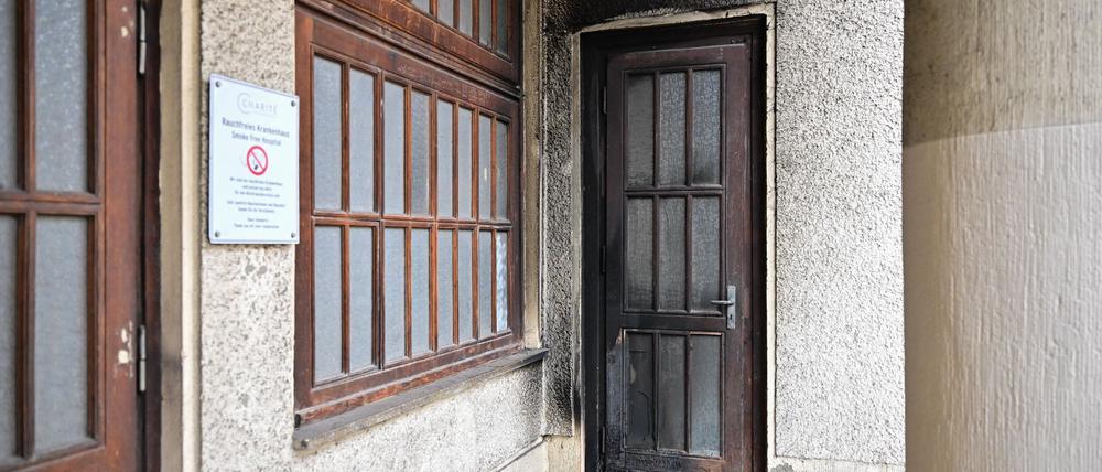 Das Feuer an der Charité wurde laut Polizei gegen 2.05 Uhr gelegt.