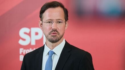 Dirk Wiese, Erster Parlamentarischer Geschäftsführer der SPD, gibt vor der Klausursitzung der SPD-Bundestagsfraktion ein Statement im Reichstagsgebäude ab.