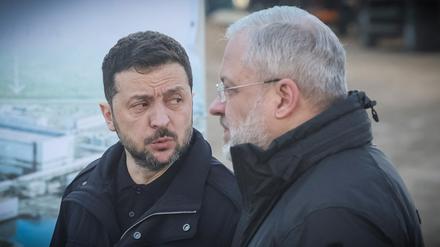 Selenskyj und Herman Haluschtschenko, der Energie- und Justizminister war, beim Besuch eines Atomkraftwerks nahe der Stadt Netischyn (Montage).