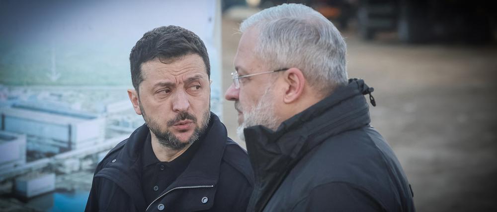 Selenskyj und Herman Haluschtschenko, der Energie- und Justizminister war, beim Besuch eines Atomkraftwerks nahe der Stadt Netischyn (Montage).