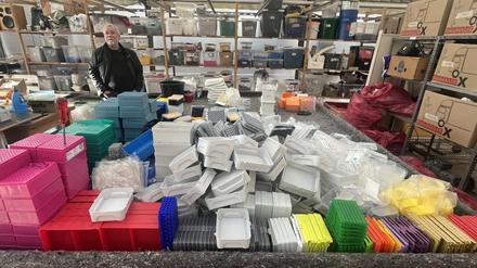 Bild 2: Krankenhäuser spenden säckeweise Kunststoffbehälter an die Britzer Recycling-Werkstatt. Foto: Masha Slawinski