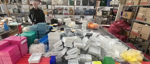 Krankenhäuser spenden säckeweise Kunststoffbehälter an die Britzer Recycling-Werkstatt.