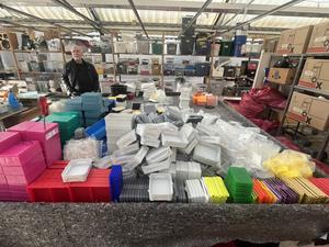 Krankenhäuser spenden säckeweise Kunststoffbehälter an die Britzer Recycling-Werkstatt.