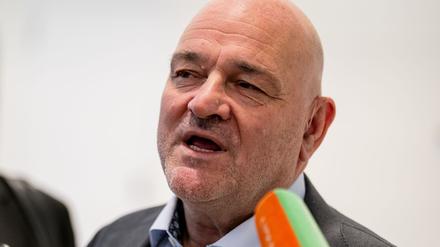 BSW-Finanzminister Robert Crumbach betont, dass die Regierungsarbeit mit der SPD in seinen Augen bislang gut lief. Aber wie geht es angesichts des andauernden Streits weiter? 