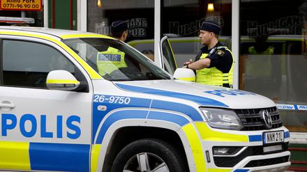 Die Polizei steht in Sandviken, etwa 162 Kilometer nordwestlich von Stockholm, vor einer Kneipe (Symbolbild).