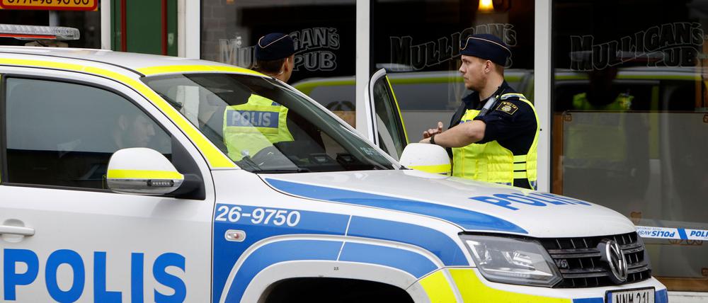 Die Polizei steht in Sandviken, etwa 162 Kilometer nordwestlich von Stockholm, vor einer Kneipe (Symbolbild).