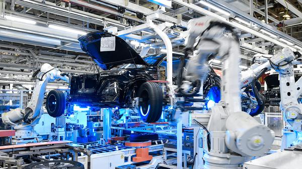 Roboter arbeiten an einem Fließband von FAW-Hongqi in Changchun in der nordostchinesischen Provinz Jilin.
