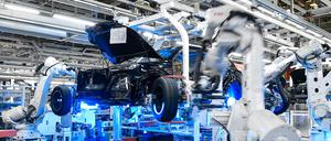 Roboter arbeiten an einem Fließband von FAW-Hongqi in Changchun in der nordostchinesischen Provinz Jilin.